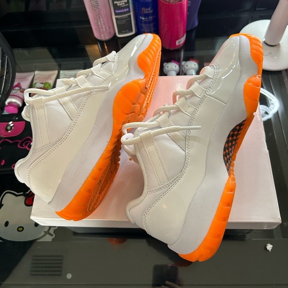 Jordan 11 Citrus - Picture 3 of 5